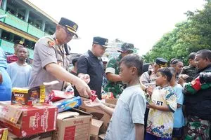 Forkopimko Jakarta Utara Serahkan Bantuan kepada Pengungsi Banjir di SDN 04 Tanjung Priok