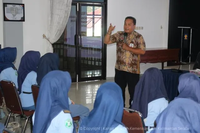 Kanwil Kemenkum Kalsel Gelar Penyuluhan Hukum untuk Ciptakan Sekolah Aman di SMK Maestro