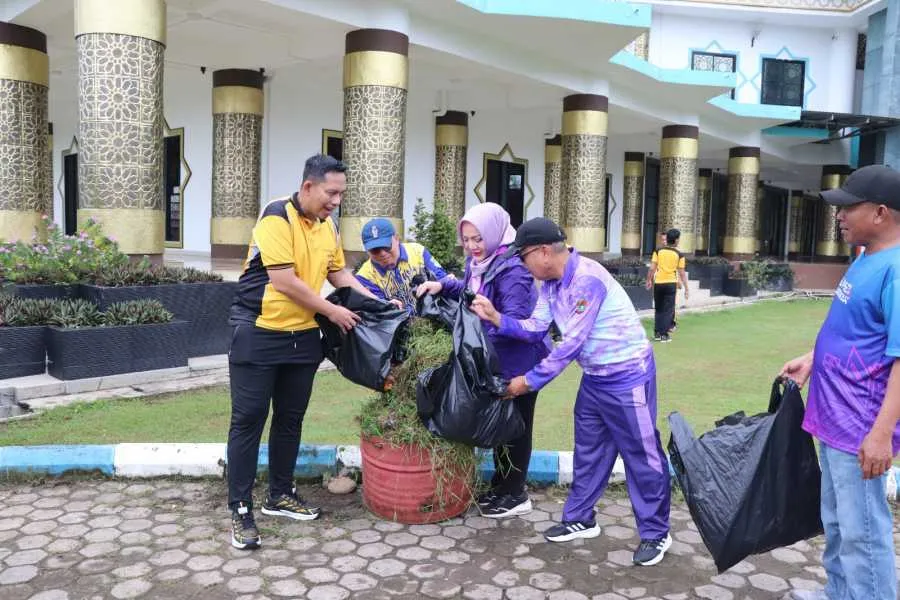 Polres Musi Rawas Gelar Aksi Bersih-Bersih Nasional di Taman Beregam dan Masjid Agung