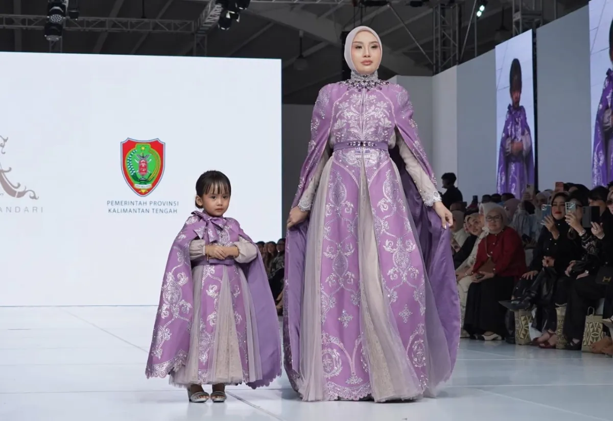 Dekranasda Kalteng Unjuk Wastra di Jakarta Fashion Week 2026