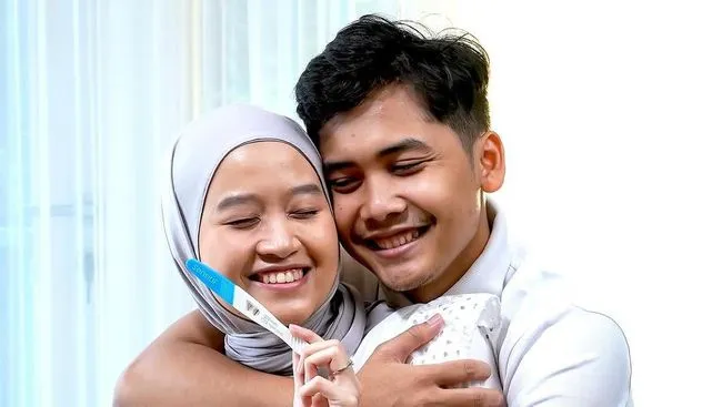 5 Pasangan Seleb Muda yang Lama Menanti Akhirnya Dikaruniai Kehamilan
