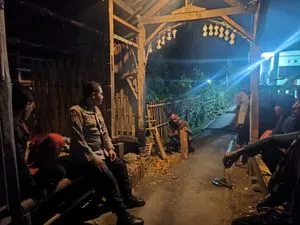Polsek Plered Gelar Patroli Malam untuk Tingkatkan Keamanan Masyarakat