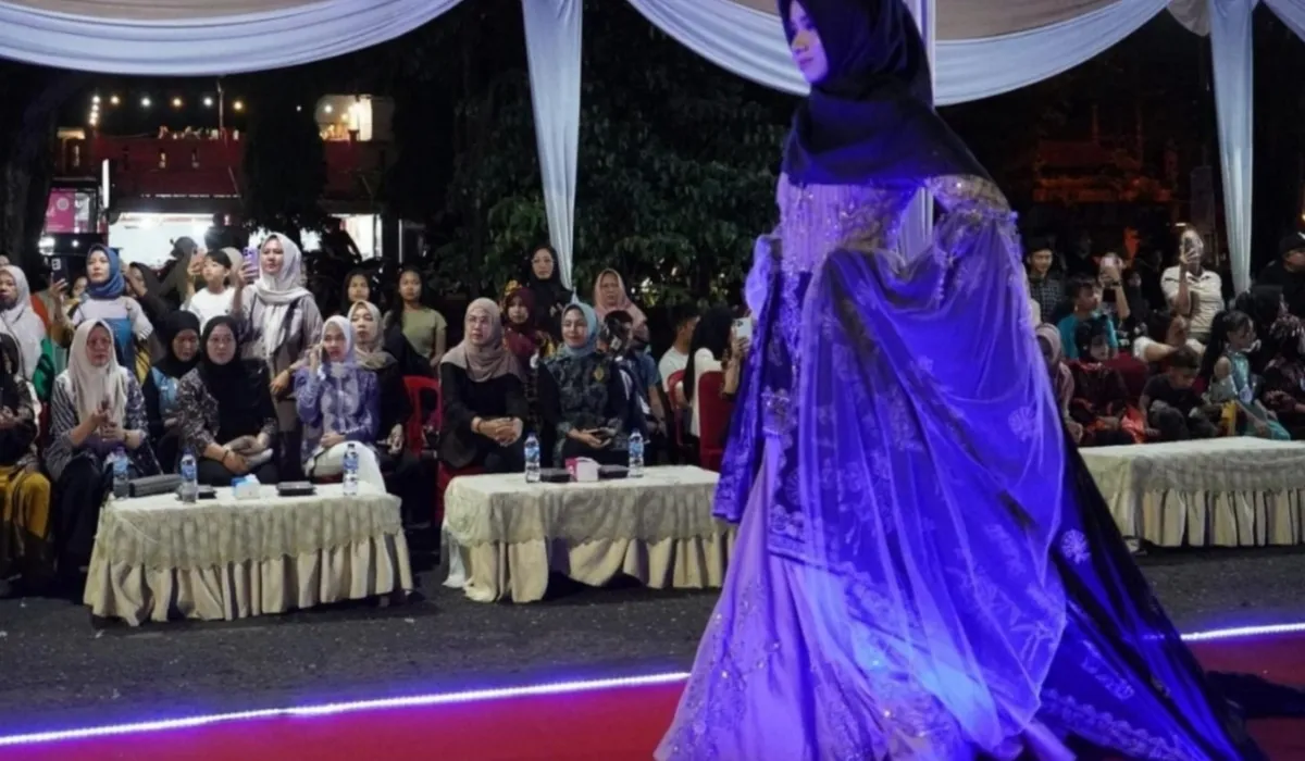 Fashion Show Batik Dewasa Hari Batik Nasional 2025 di Merangin Diikuti 14 Peserta