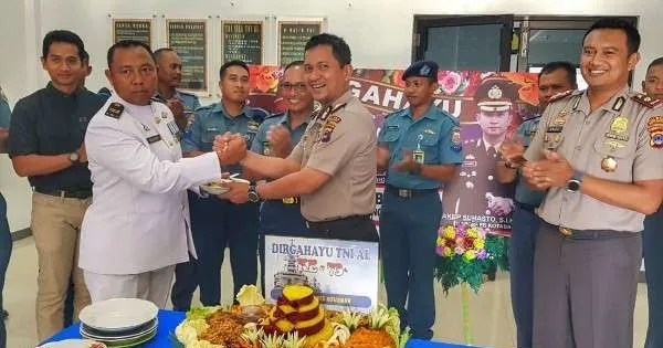 Kapolres Kotabaru Bawa Tumpeng ke Mako Lanal, Tunjukkan Kekompakan TNI-Polri