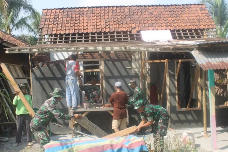 Pemasangan Genting Rumah Nadir dalam Program TMMD Reguler Ke-106 di Cilacap