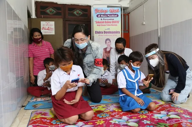 Elvira Devinamira dan Komunitas Tolong Menolong Ubah Garasi Jadi Ruang Belajar Daring untuk Anak MBR di Tambak Asri