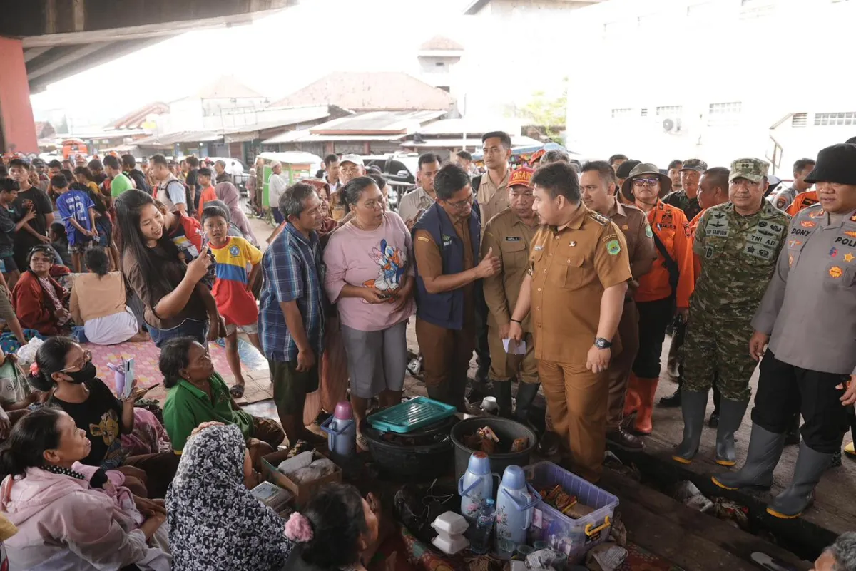 Bupati Subang Tinjau Pengungsi Banjir di Pamanukan