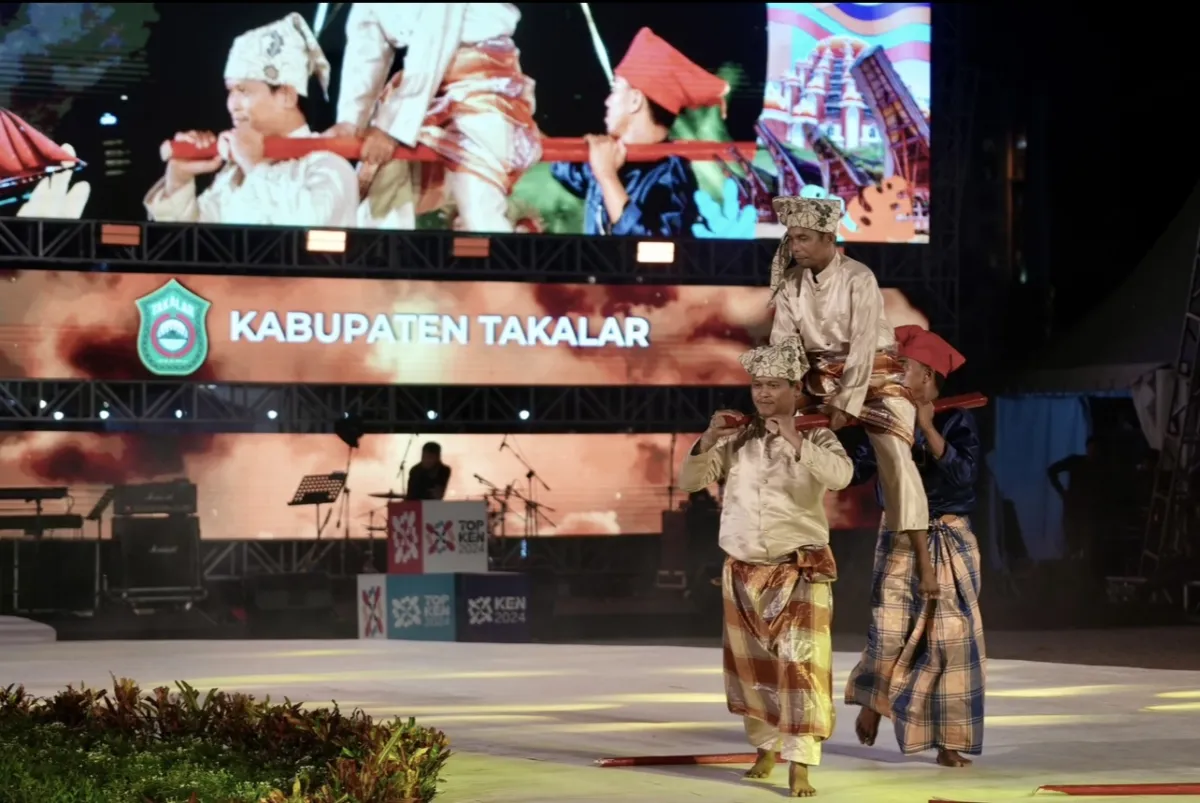 Tari Paddeko Menggetarkan Penonton di F8 Makassar
