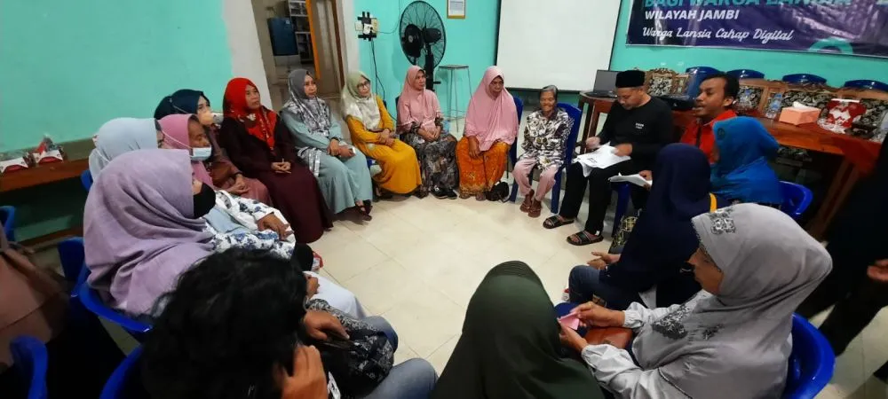 Sosialisasi Digital untuk Lansia di Muaro Jambi: Mencegah Hoax dan Penipuan Online
