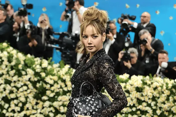 15 Seleb Perempuan yang Tampil Memukau di Met Gala 2025