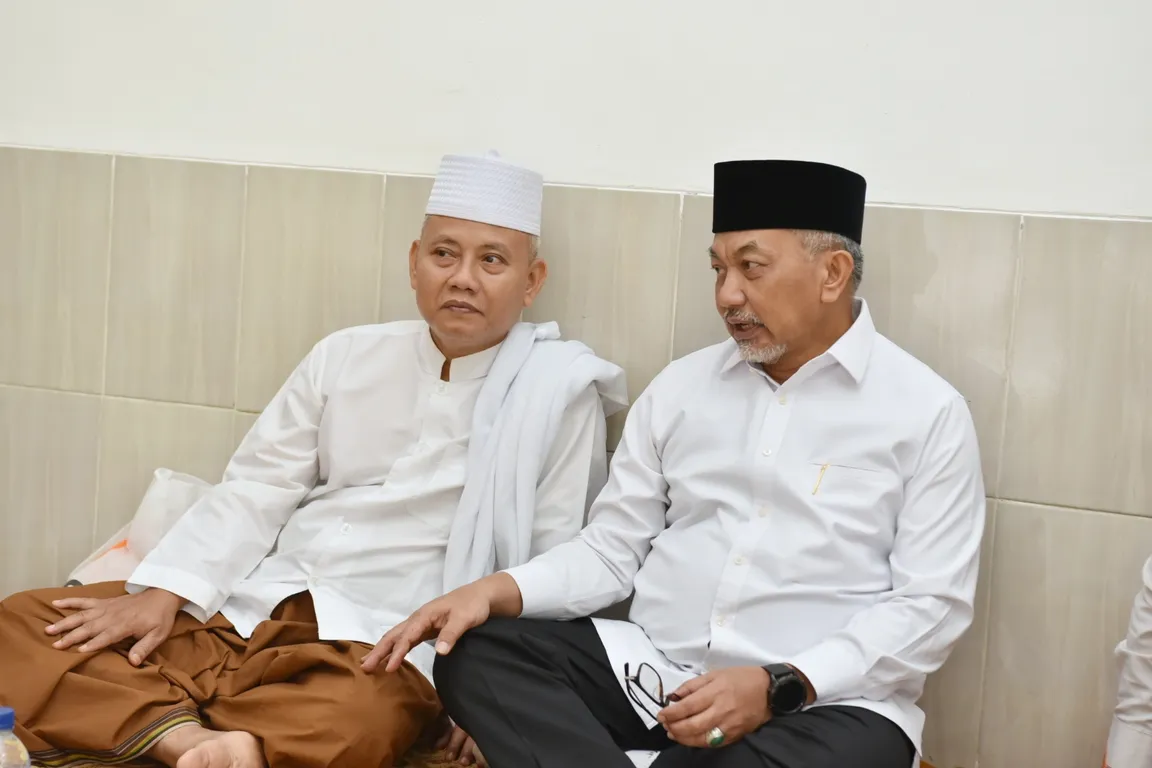 Silaturahim Presiden PKS dengan KH. Nanang Juwaeni di Karawang