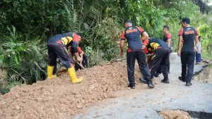 Brimob Gorontalo Buka Akses Jalan untuk Keamanan dan Kenyamanan Warga