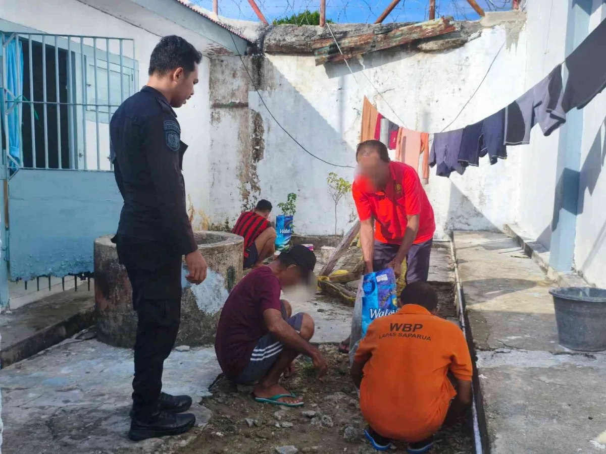 Pembersihan Lingkungan Lapas Saparua Tingkatkan Keamanan dan Kenyamanan
