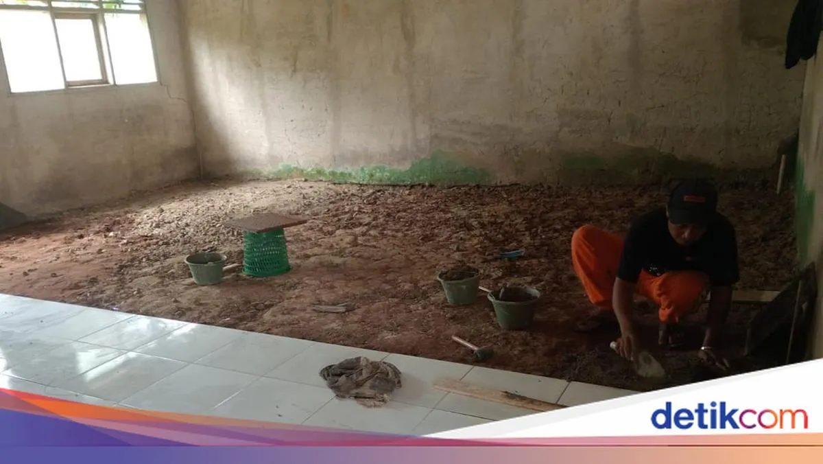 SDN Curug 1 Pandeglang Perbarui Lantai Kelas, Dari Tanah Menjadi Keramik