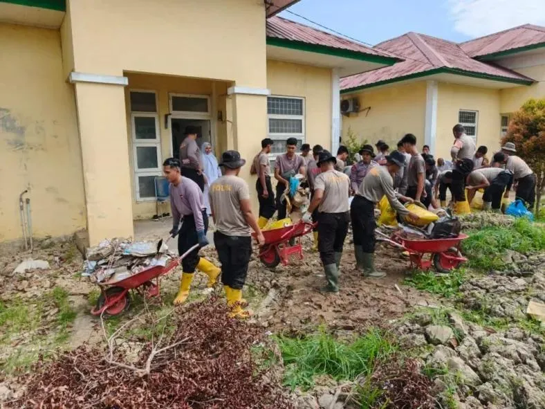 Brimob Polda Kaltim Gelar Kerja Bakti Bersihkan Puskesmas Babah Buloh Aceh Utara
