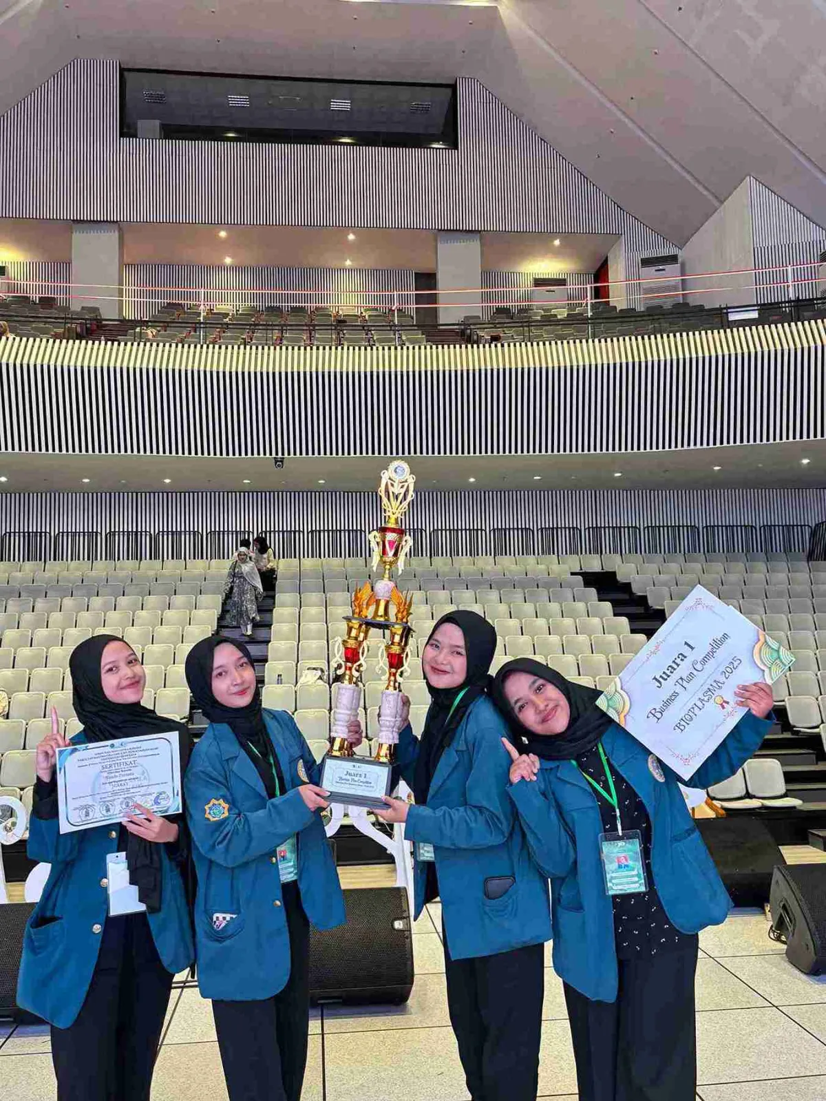 Mahasiswa UNAIR Raih Juara I Kompetisi Rencana Bisnis dengan Inovasi Fashion Berkelanjutan