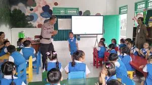 Bhabinkamtibmas Desa Manduang Kenalkan Tugas Polisi dan Tertib Lalu Lintas kepada Siswa TK Negeri Manduang
