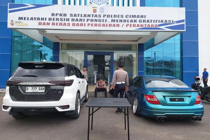 Polisi Amankan Toyota Fortuner dan Mercedes-Benz C200 di Cimahi Terkait Pelat Nomor Identik