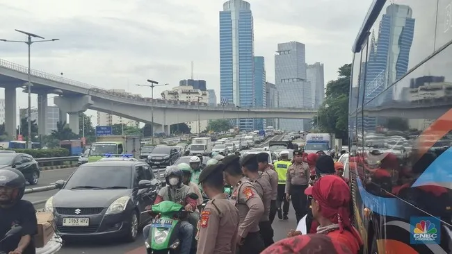 Buruh Blokade Gatot Subroto di Depan Kemnaker, Lalin Arah Cawang Macet