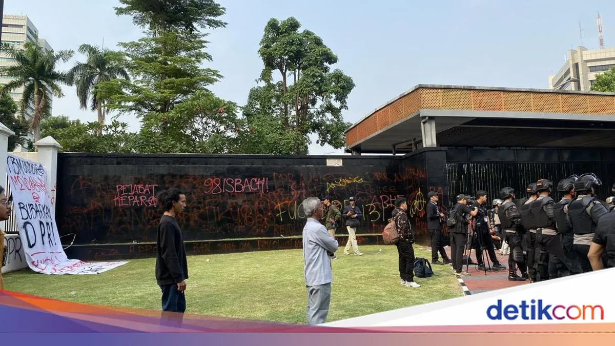 Gerbang Pancasila di Belakang Kompleks DPR/MPR Dicoret Saat Aksi Demo 25 Agustus