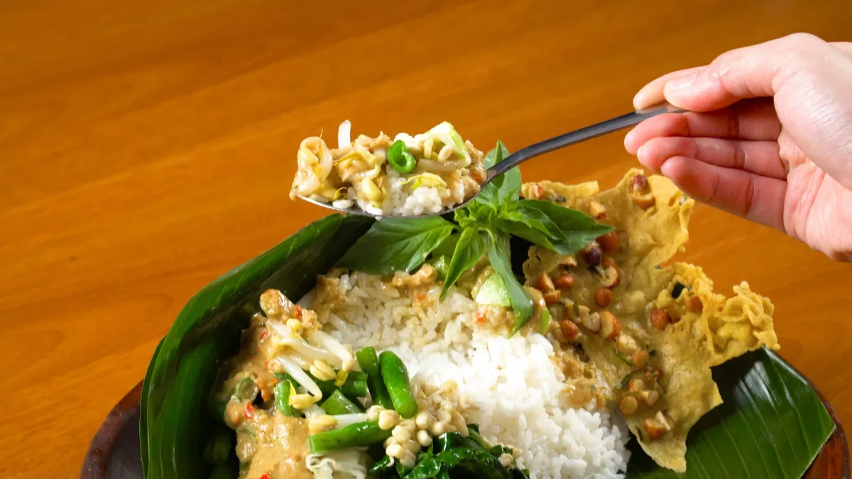 Mencicipi Nasi Pecel Legendaris di Madiun