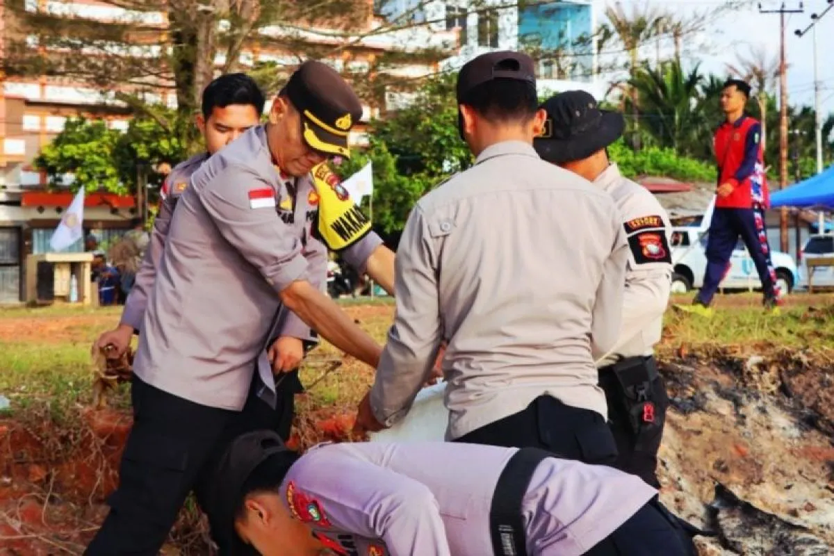 TNI dan Polri Bersinergi Bersihkan Pantai Piwang di Natuna