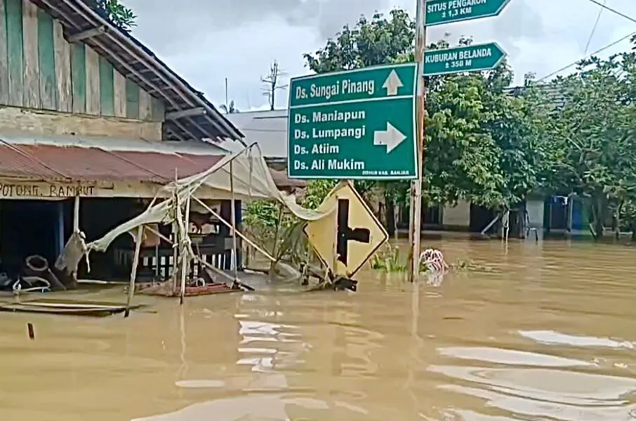 Banjir di Pengaron Capai 2 Meter, Jalan Utama Tertutup