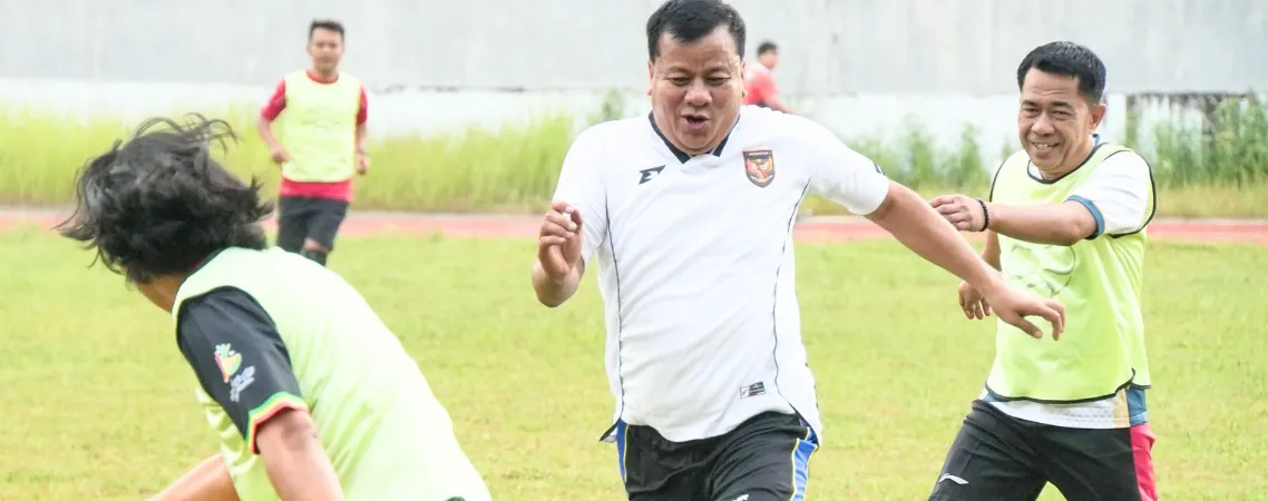 Bupati Kuansing Olahraga dan Berdiskusi dengan OPD di Stadion Sport Centre Teluk Kuantan