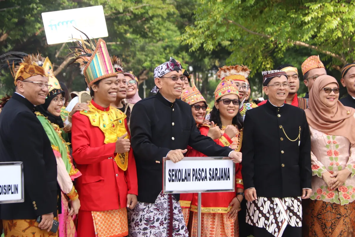 UNAIR Rayakan Hari Pendidikan Nasional dengan Pakaian Adat