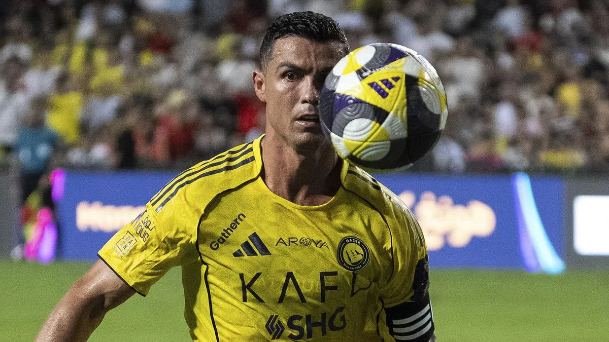 Ronaldo hingga Diouf: Lima Pesepak Bola Paling Kontroversial dan Kerap Dibenci