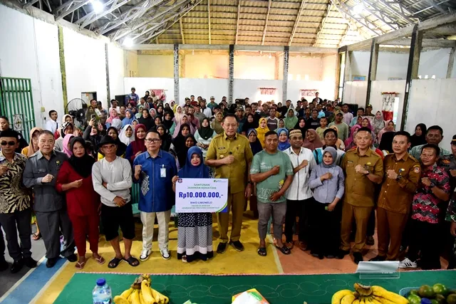 Gubernur Gusnar Serahkan Kartu BPJS Ketenagakerjaan untuk 321 Pekerja Rentan di Asparaga