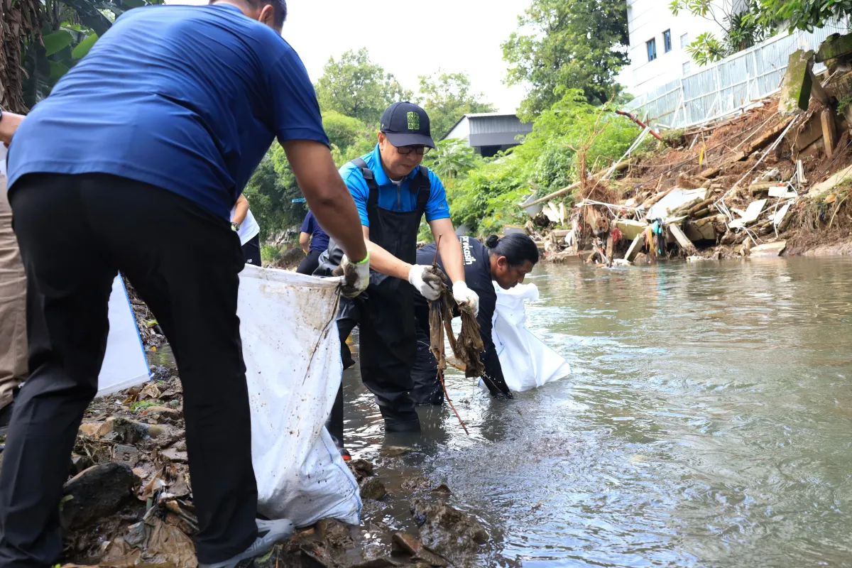KLH/BPLH dan Komunitas Sungai Cipinang Gelar Gerakan Bersih Sampah di Bantaran Sungai