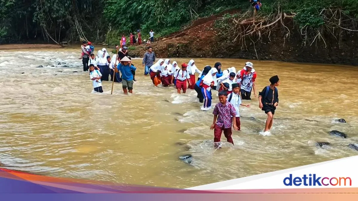 Tantangan Siswa SD di Kampung Tanjung: Menyeberangi Sungai Cikarang Setiap Hari