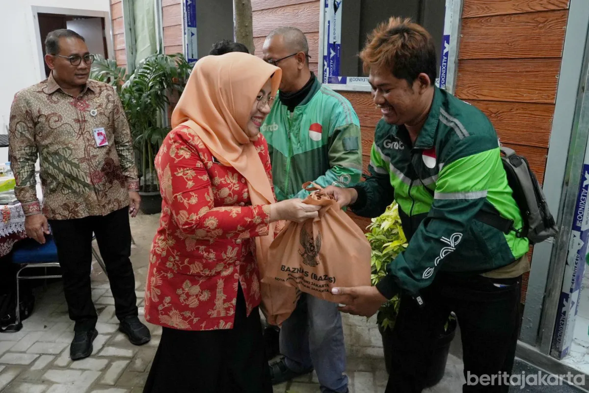 Pengemudi Ojol Difabel Terima Bantuan Sembako di Jakarta Pusat