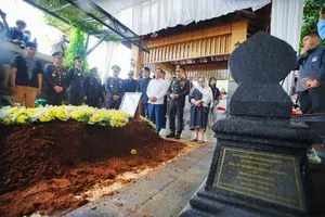 Kapolri Hadiri Pemakaman Eyang Meri, Tegaskan Pesan Integritas Jadi Spirit Polri