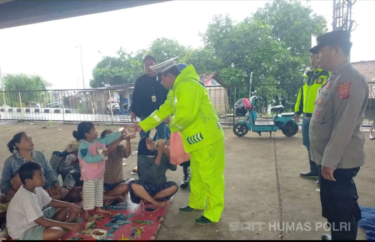 Polsek Pamanukan Salurkan Bantuan Nasi Bungkus untuk Pengungsi Banjir