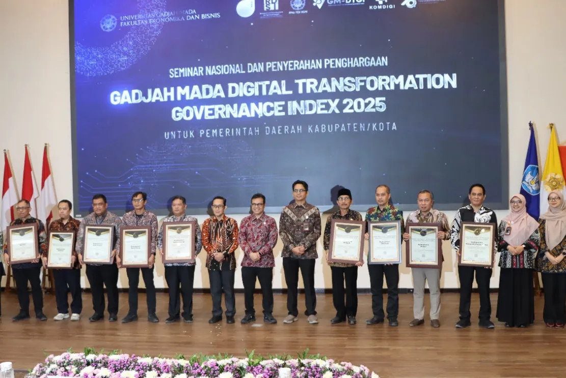 UGM Anugerahi Pemda dengan Penghargaan Tata Kelola Transformasi Digital Terbaik 2025