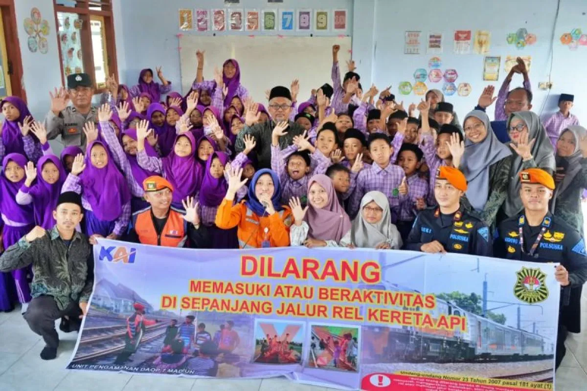 Edukasi Keselamatan Jalur Kereta untuk Pelajar di Nganjuk