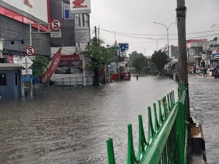 Banjir Rendam Jalan Arif Rahman Hakim di Depok akibat Hujan Deras