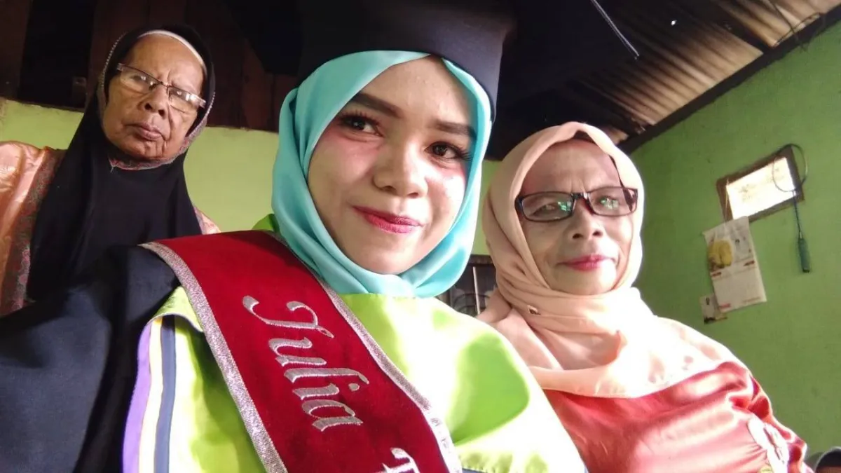 Wisuda Daring Perdana UNP: Cemas Tak Kebagian Masuk Zoom, Wisudawan Tetap Berdandan Sejak Pagi