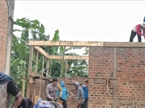 Bhabinkamtibmas Gotong Royong Bangun Tempat Wudhu di Masjid Agung Harapan Jaya