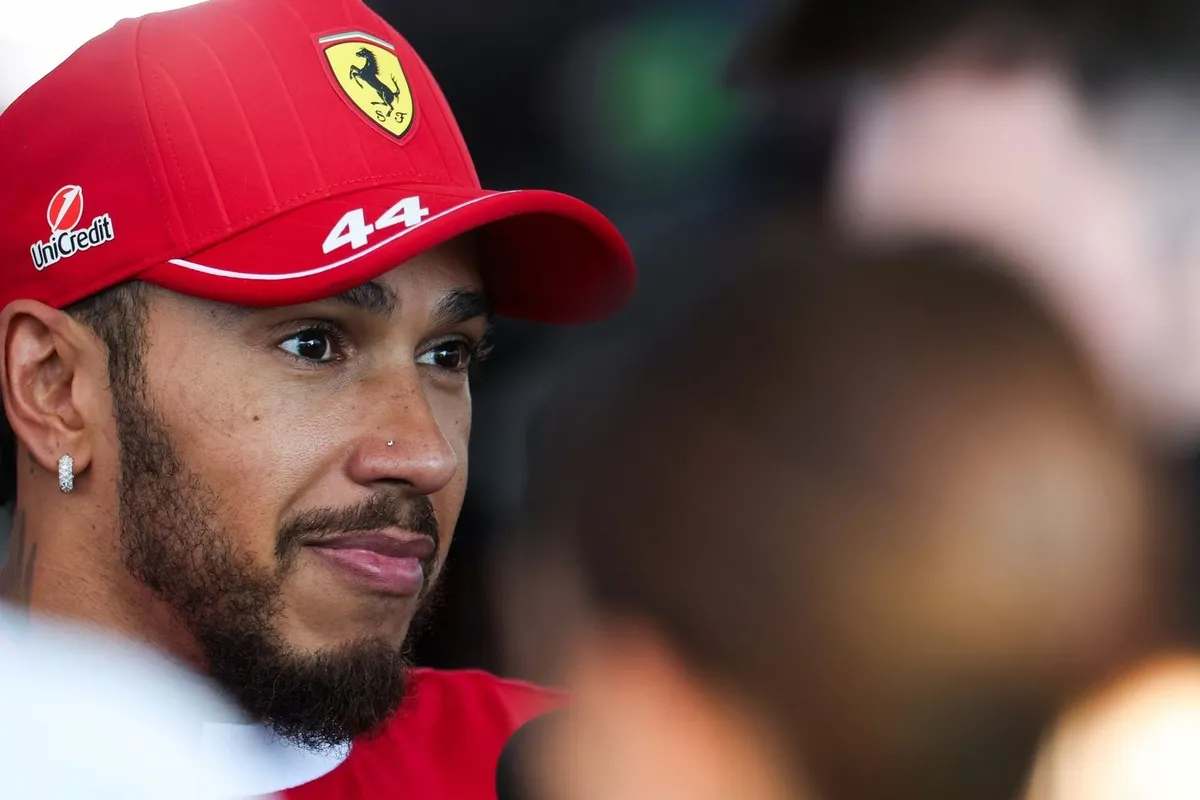 Hamilton Dorong Piastri dan Norris untuk Hadapi Verstappen secara Agresif