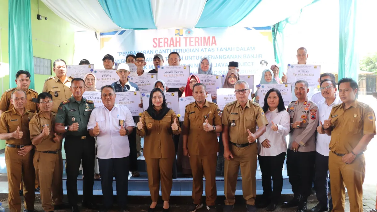Bupati Brebes Serahkan Ganti Untung untuk Normalisasi Sungai Babakan