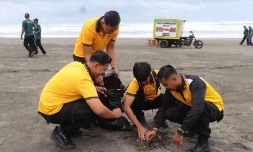 Polres Bantul Pimpin Aksi Bersih Pantai Parangtritis Libatkan 100 Personel Gabungan