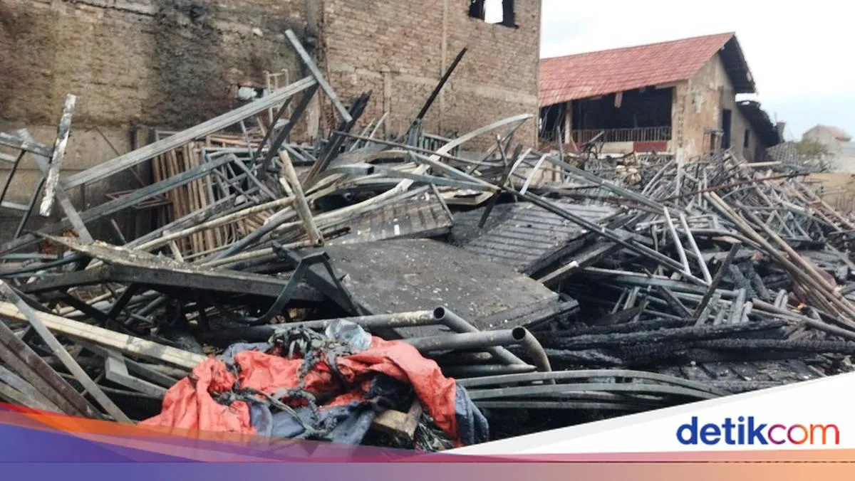 Korsleting Listrik Sebabkan Kebakaran Gudang Dekorasi di Jakarta Timur