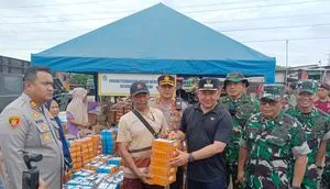 Kapolres dan Forkopimko Jakarta Utara Salurkan Bantuan untuk Pengungsi Banjir di Rorotan