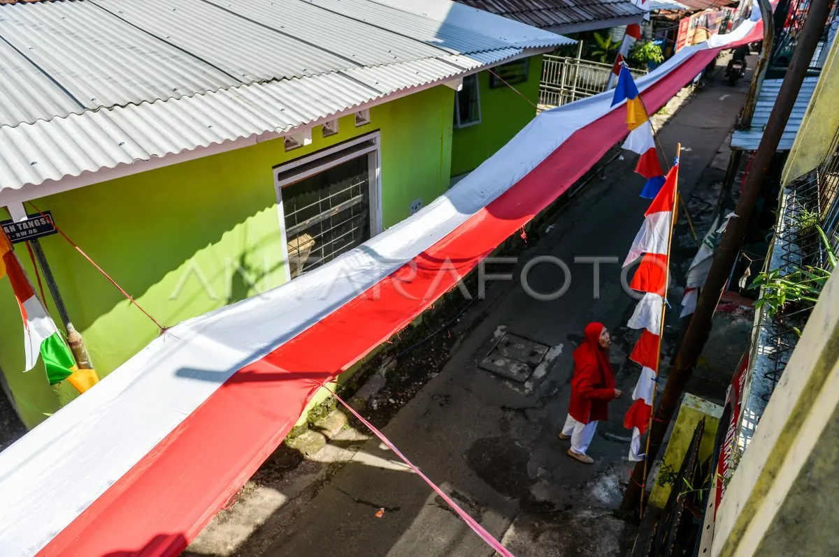 Warga Cicaheum Hiasi Jalan dengan Kain Merah Putih 150 Meter Sambut HUT RI ke-80