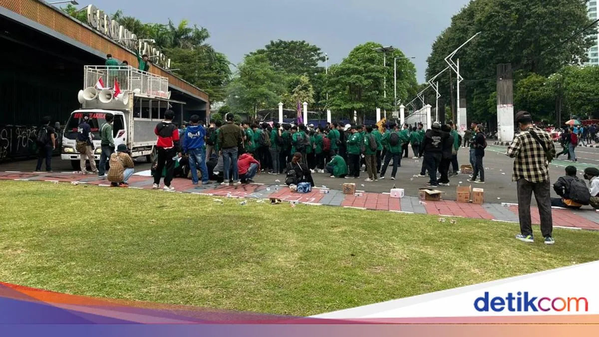 Mahasiswa Gelar Aksi di Gerbang Pancasila DPR, Soroti Kinerja dan Gaji Anggota Dewan