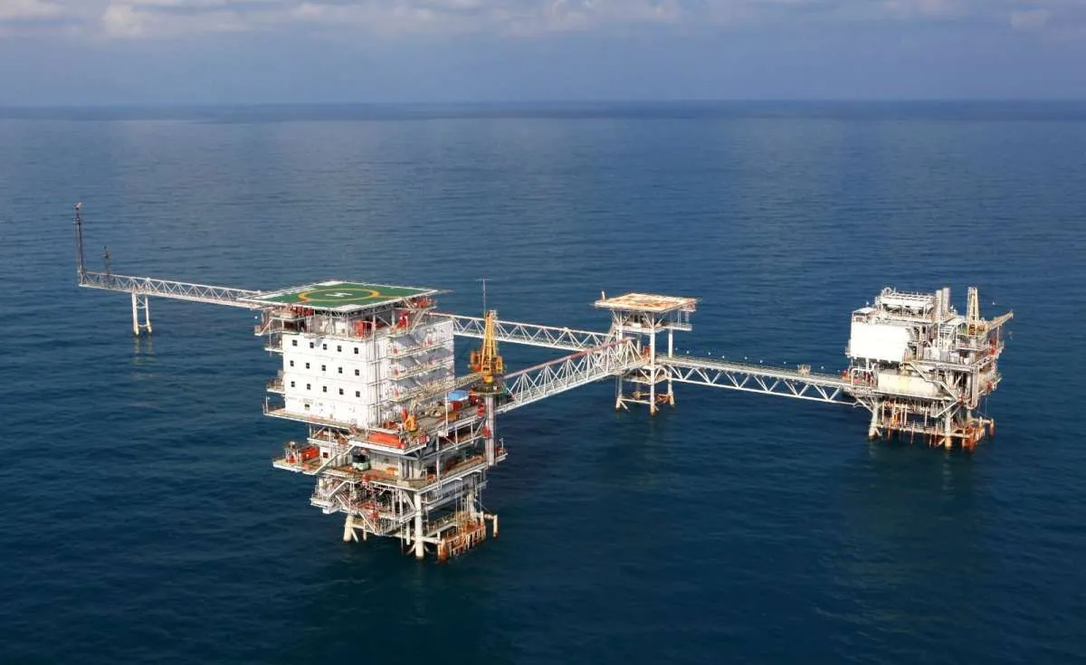 Kelebihan Pasokan Global Tekan Harga Minyak, Batu Bara, dan Gas Alam