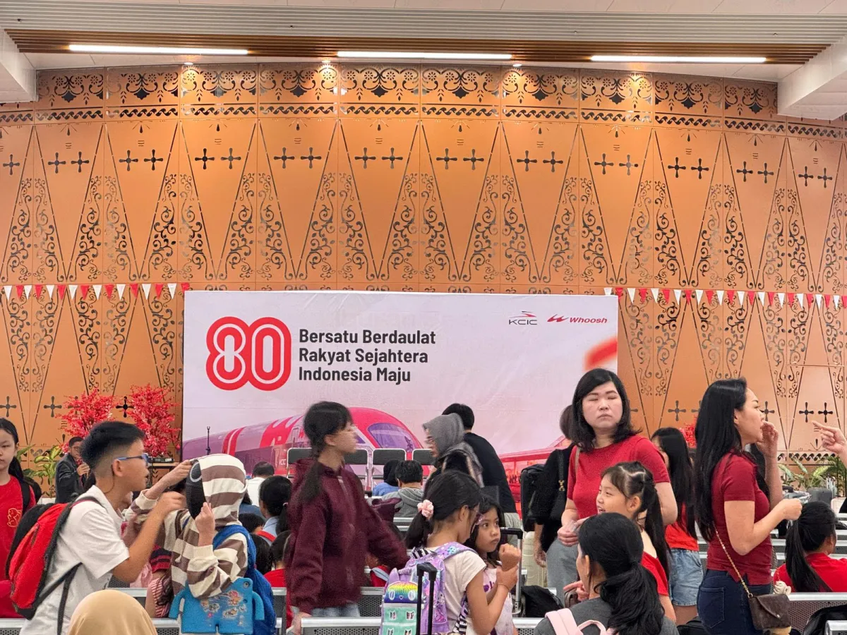 Sambut HUT ke-80 RI, KCIC Hiasi Stasiun dan Kereta Cepat Whoosh dengan Dekorasi Merah Putih
